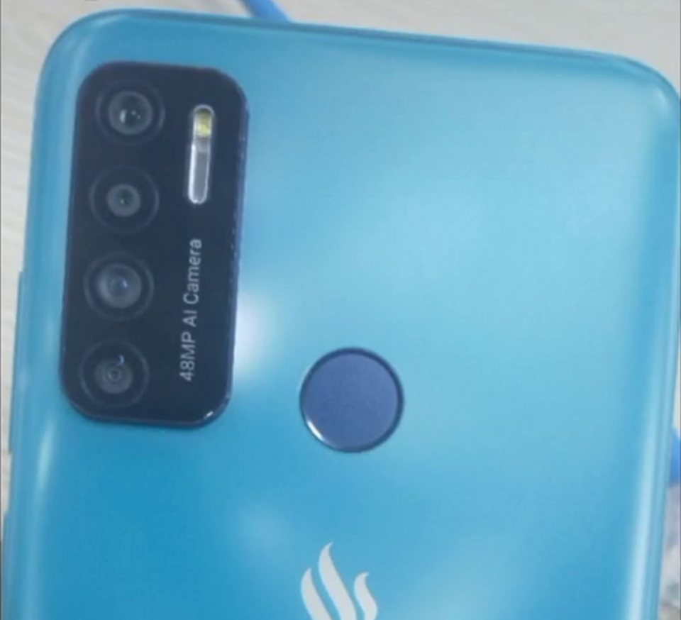 Lộ diện smartphone mới của Vsmart với 4 camera, màn hình đục lỗ - 1 Lộ diện smartphone mới của Vsmart với 4 camera, màn hình đục lỗ - 1