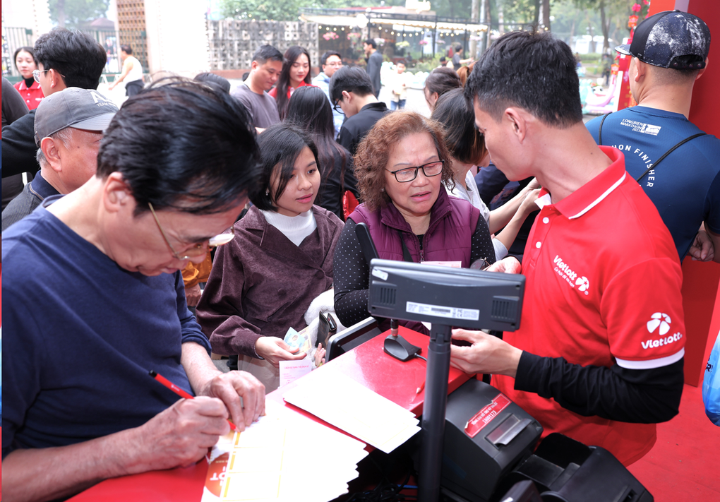 Jackpot lên cao, vé số Vietlott được mua nhiều ngày cuối năm - 2