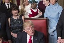 Con trai út hồn nhiên đùa nghịch khi ông Trump ký văn bản đầu tiên