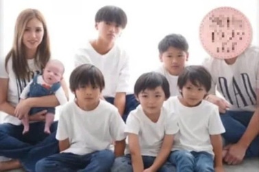 Mẹ 34 tuổi gây sốt vì 6 con "đẹp như sao", đi chợ hết 120 triệu đồng/tháng