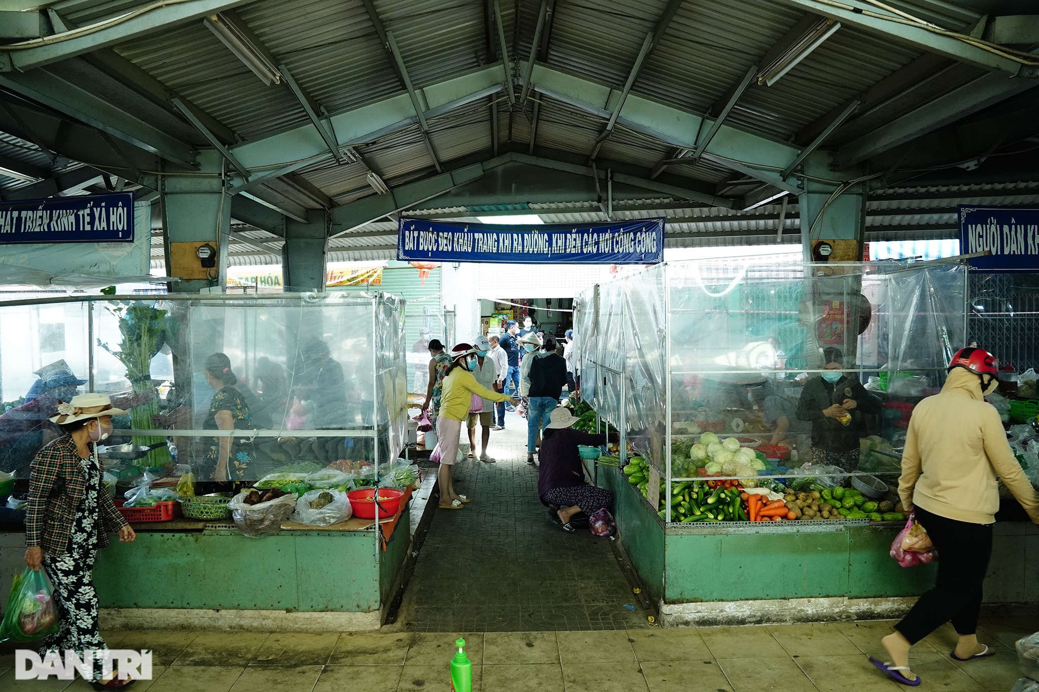 Chủ tịch TPHCM kiểm tra phòng dịch ở các chợ truyền thống - 9 Chủ tịch TPHCM kiểm tra phòng dịch ở các chợ truyền thống - 9