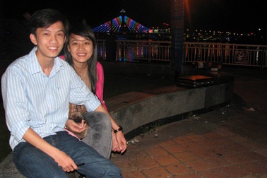 Giới trẻ Đà Nẵng quấn quýt bên sông Hàn trước Valentine