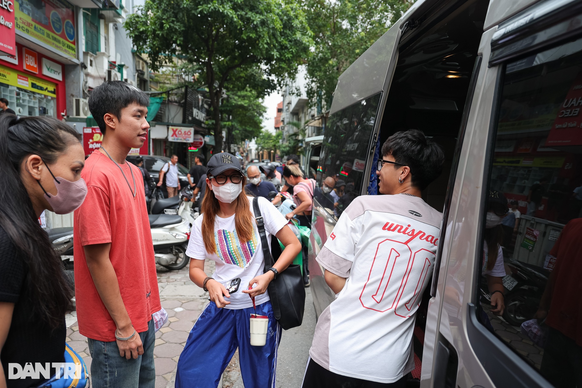 Con trai Vân Dung vào vai cậu ấm Chải: Ăn cơm hộp, chạy mưa ở trường quay - 3