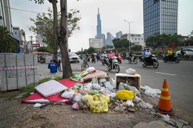 Rác thải vây kín các nắp cống ở TPHCM