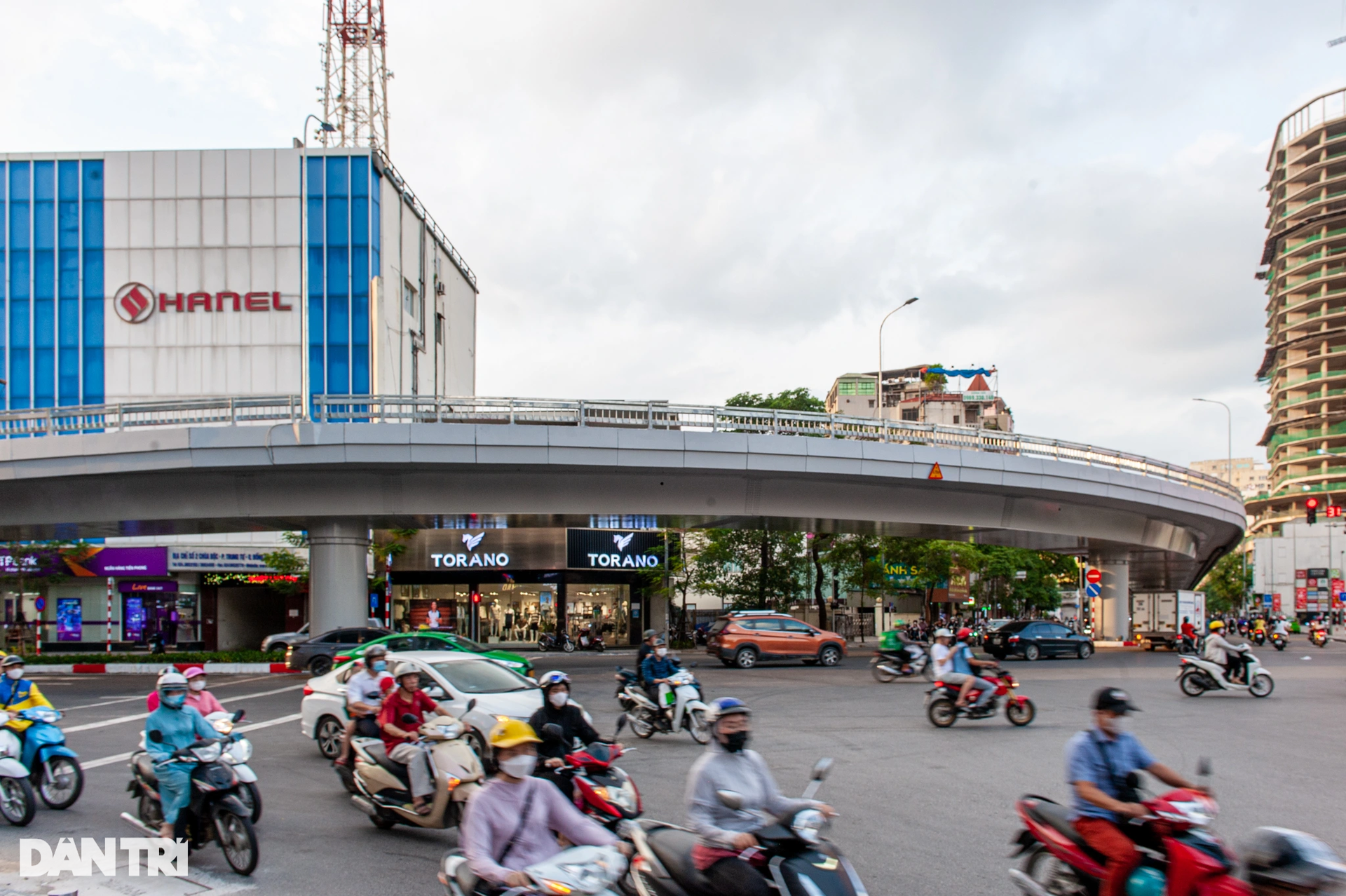 Cầu vượt chữ C trị giá 150 tỷ đồng có bị ùn tắc trong giờ cao điểm? - 11 Cầu vượt chữ C trị giá 150 tỷ đồng có bị ùn tắc trong giờ cao điểm? - 11