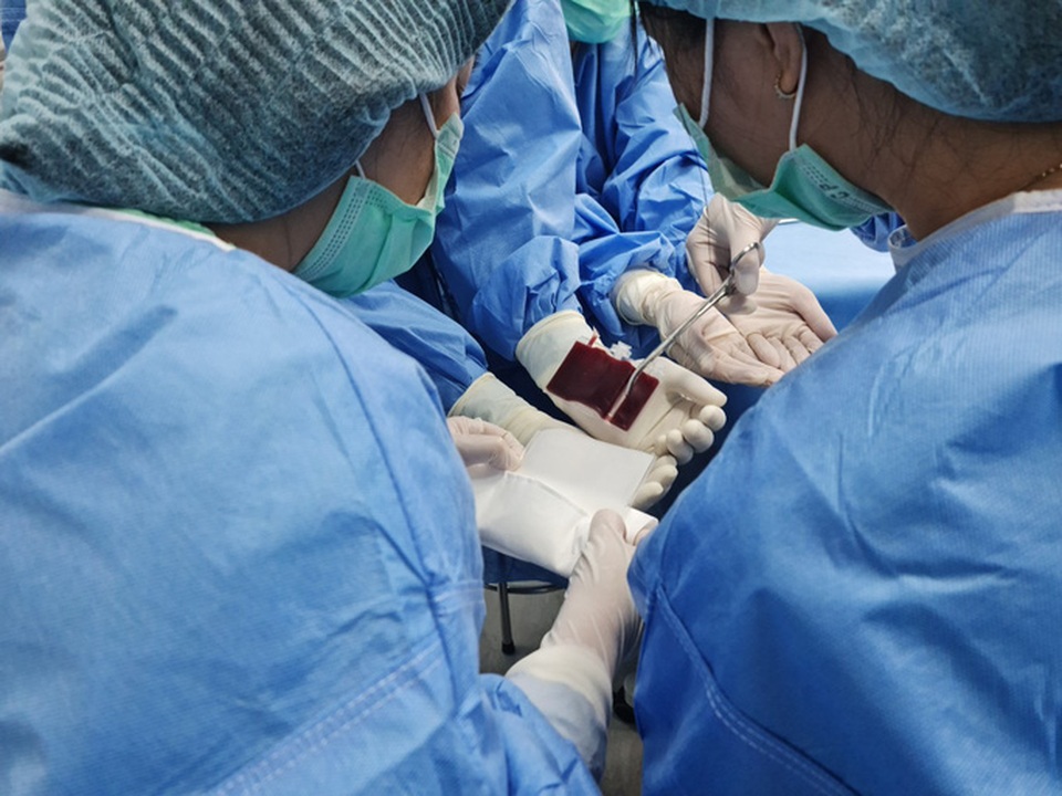Cháu bé bị u nguyên bào võng mạc được chữa khỏi kỳ diệu - 4 Cháu bé bị u nguyên bào võng mạc được chữa khỏi kỳ diệu - 4