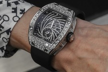 Sững sờ nhìn chiếc đồng hồ trị giá hơn 19 tỷ đồng bị giật ngay tại Paris