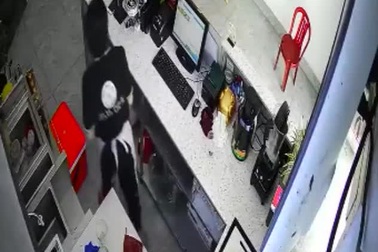 Lợi dụng lúc nhân viên không để ý, khách hàng nữ nhanh tay "thó" điện thoại