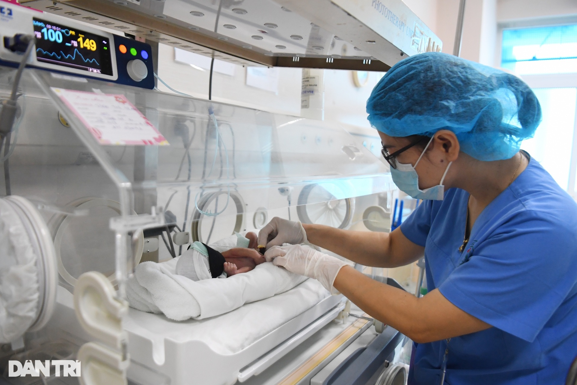 Hà Nội: Nghẹn lòng nghị lực sống của bé sinh non bị mẹ bỏ rơi tại bệnh viện - 6 Hà Nội: Nghẹn lòng nghị lực sống của bé sinh non bị mẹ bỏ rơi tại bệnh viện - 6