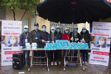 Công ty TNHH sản xuất và thương mại Tuấn Vinh phát khẩu trang miễn phí cho người dân