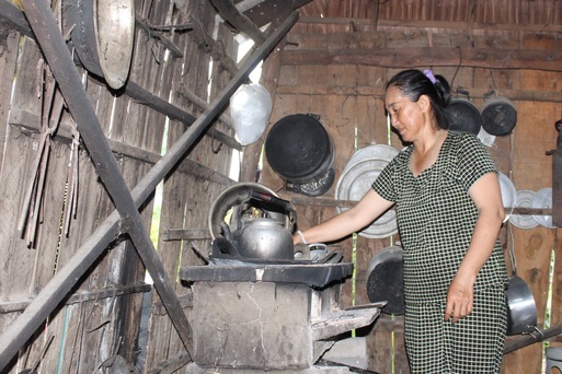 Chồng bỏ đi, con lên chùa ở, người đàn bà nghèo khó lo nhà sập | Báo Dân trí