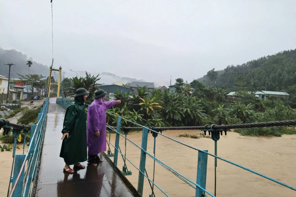 Lũ tràn vào bệnh viện, bác sĩ cùng công an, bộ đội khênh bệnh nhân sơ tán - 2 Lũ tràn vào bệnh viện, bác sĩ cùng công an, bộ đội khênh bệnh nhân sơ tán - 2