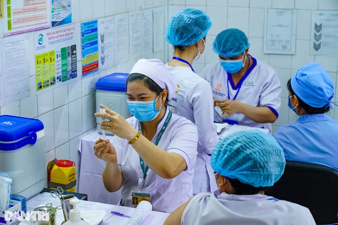 Giấc mơ đẹp của nữ bác sĩ được tiêm vắc xin ngừa Covid-19 đầu tiên - 14 Giấc mơ đẹp của nữ bác sĩ được tiêm vắc xin ngừa Covid-19 đầu tiên - 14