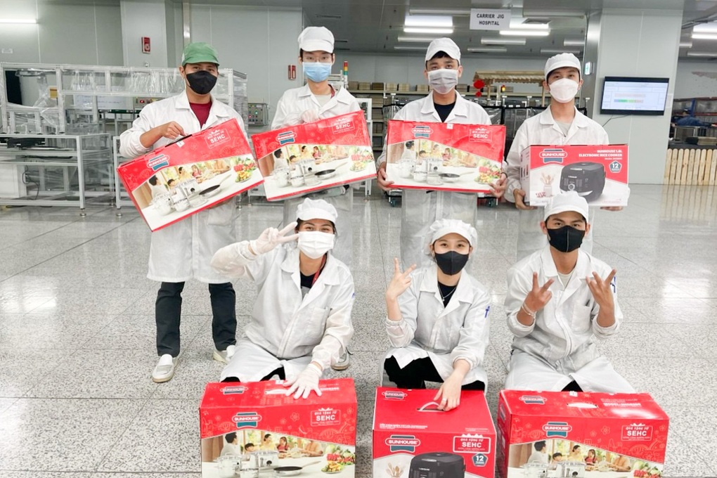 Công nhân phấn khởi khoe quà Tết nặng ký chất đầy nhà - 5 Công nhân phấn khởi khoe quà Tết nặng ký chất đầy nhà - 5