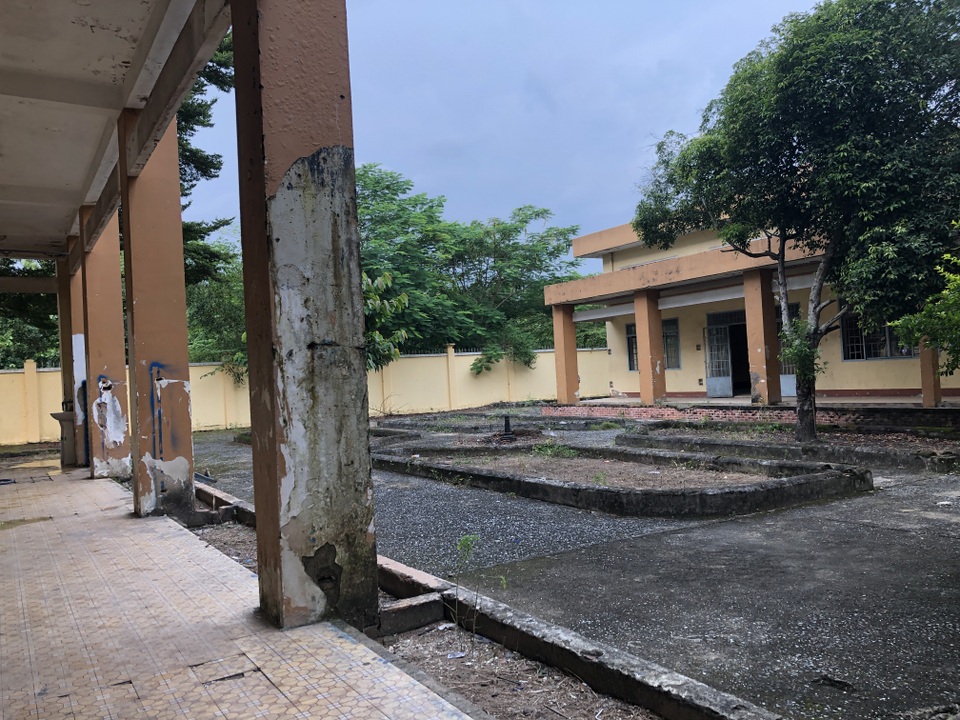 Thầy trò nơm nớp lo sợ khi học tập trong ngôi trường có nguy cơ đổ sập - 11 Thầy trò nơm nớp lo sợ khi học tập trong ngôi trường có nguy cơ đổ sập - 11