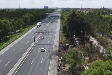 Cây cháy khô, xăng tràn sau vụ cháy xe bồn ở cao tốc Hà Nội - Hải Phòng