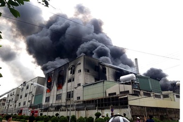 Hỏa hoạn cực lớn, hàng nghìn m2 nhà xưởng chìm trong biển lửa