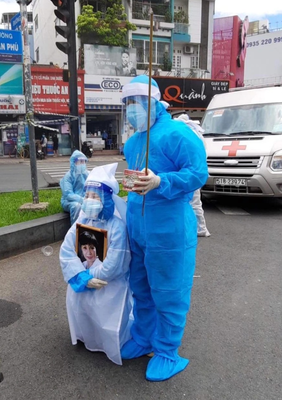 Việt Hương tất tả lúc nửa đêm giúp Bình Tinh lo tang lễ cho mẹ Bạch Mai - 8