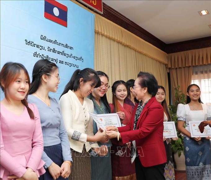 GS.TS Nguyễn Thị Doan, nguyên Phó Chủ tịch nước, Chủ tịch Hội Khuyến học Việt Nam trao học bổng cho sinh viên Lào. Ảnh: Thanh Tùng/TTXVN