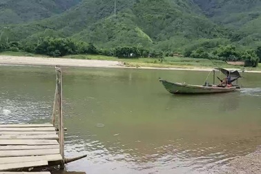 Con đò chòng chành đưa học sinh và người dân qua sông