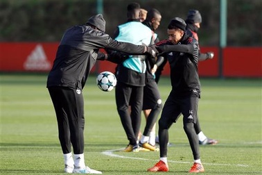 MU lại thực hiện bài tập lạ trước trận chiến với Benfica