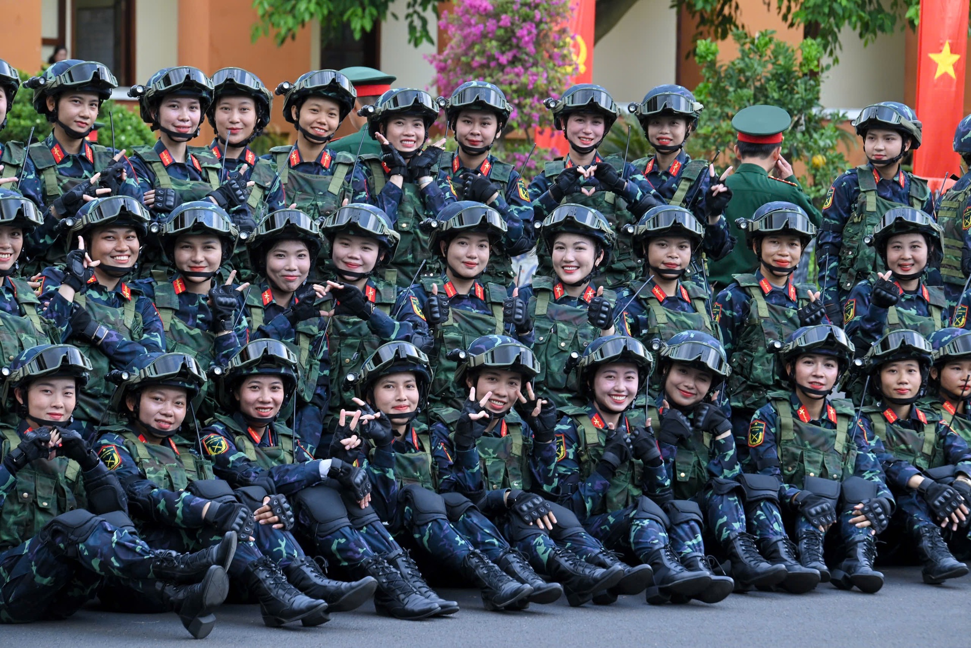 Cô gái xinh đẹp trong video trò chuyện với Đại tướng Phan Văn Giang gây sốt - 5 Cô gái xinh đẹp trong video trò chuyện với Đại tướng Phan Văn Giang gây sốt - 5