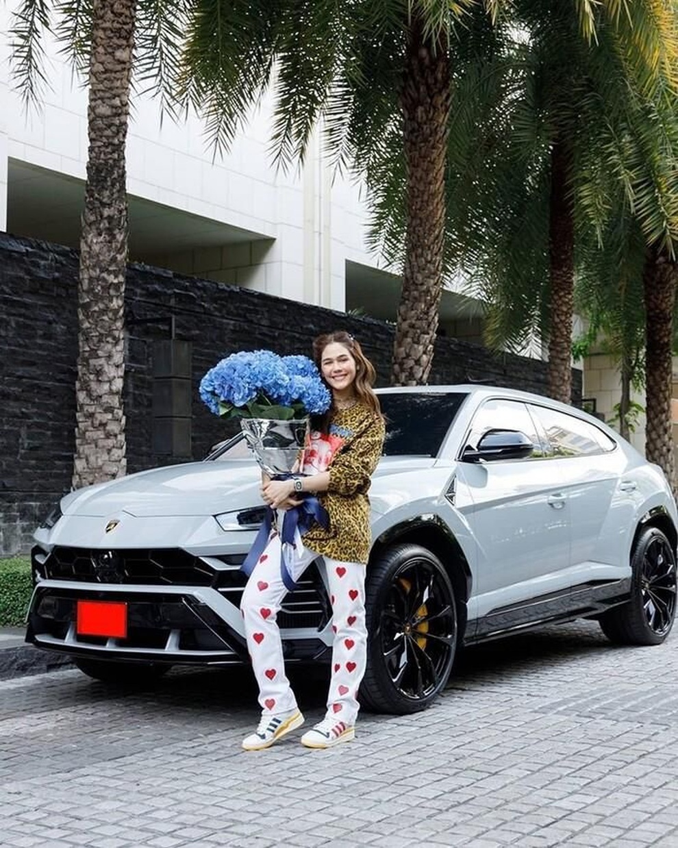 Cuộc sống như mơ của bông hồng lai Thái Lan được chồng tặng siêu xe 17 tỷ - 7 Cuộc sống như mơ của bông hồng lai Thái Lan được chồng tặng siêu xe 17 tỷ - 7