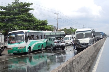 3 ô tô tông nhau liên hoàn, hành khách hốt hoảng