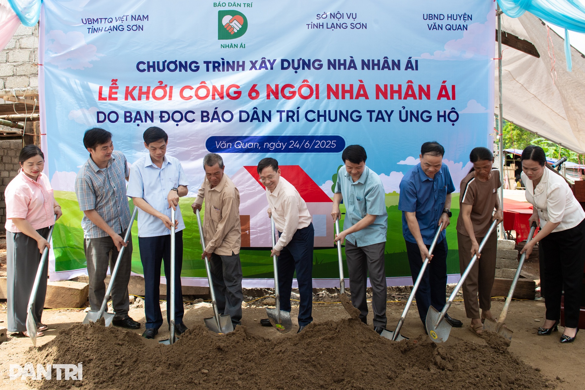 Giúp bà con có mái ấm vững chắc và thêm niềm tin vào cuộc sống - 11 Giúp bà con có mái ấm vững chắc và thêm niềm tin vào cuộc sống - 11