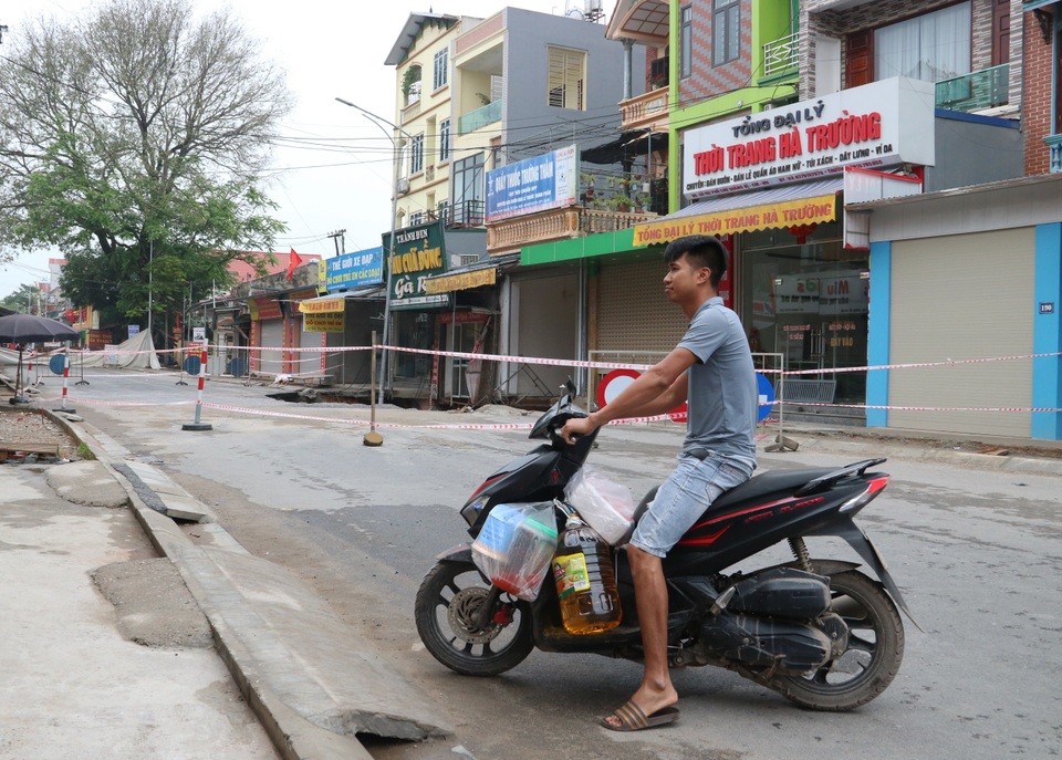 Thẫn thờ nhìn hố tử thần nuốt cả mấy ngôi nhà tầng - 4