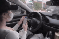 Xác minh clip cô gái buông vô lăng để bấm điện thoại khi lái ô tô