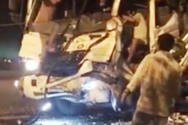 Người dân và CSGT phối hợp cứu tài xế mắc kẹt trong cabin