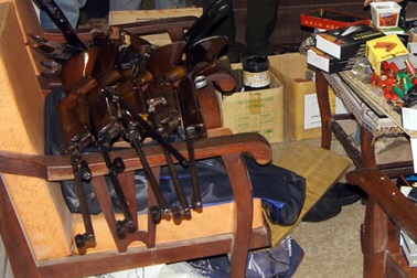 Phát hiện “kho” súng đạn trong nhà sách