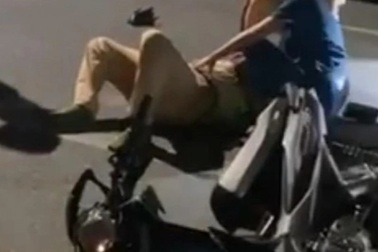 Hai thanh niên "thông chốt" đo nồng độ cồn, tông trúng cảnh sát