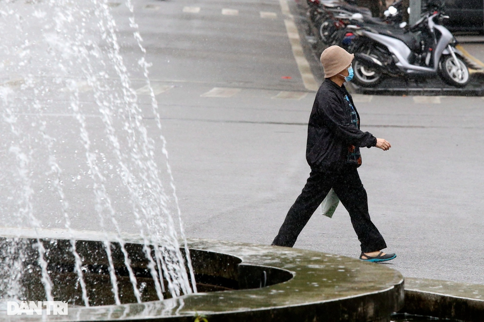 Người Hà Nội co ro trong đợt không khí lạnh tăng cường - 6 Người Hà Nội co ro trong đợt không khí lạnh tăng cường - 6