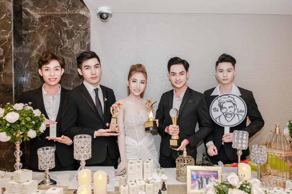 Hoa hậu – Ca sỹ Hương Giang, Ca – nhạc sỹ Say Huỳnh Hoa hậu – Ca sỹ Hương Giang, Ca – nhạc sỹ Say Huỳnh