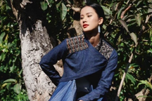 Hương Ly trình diễn áo dài thổ cẩm ở Tây Nguyên