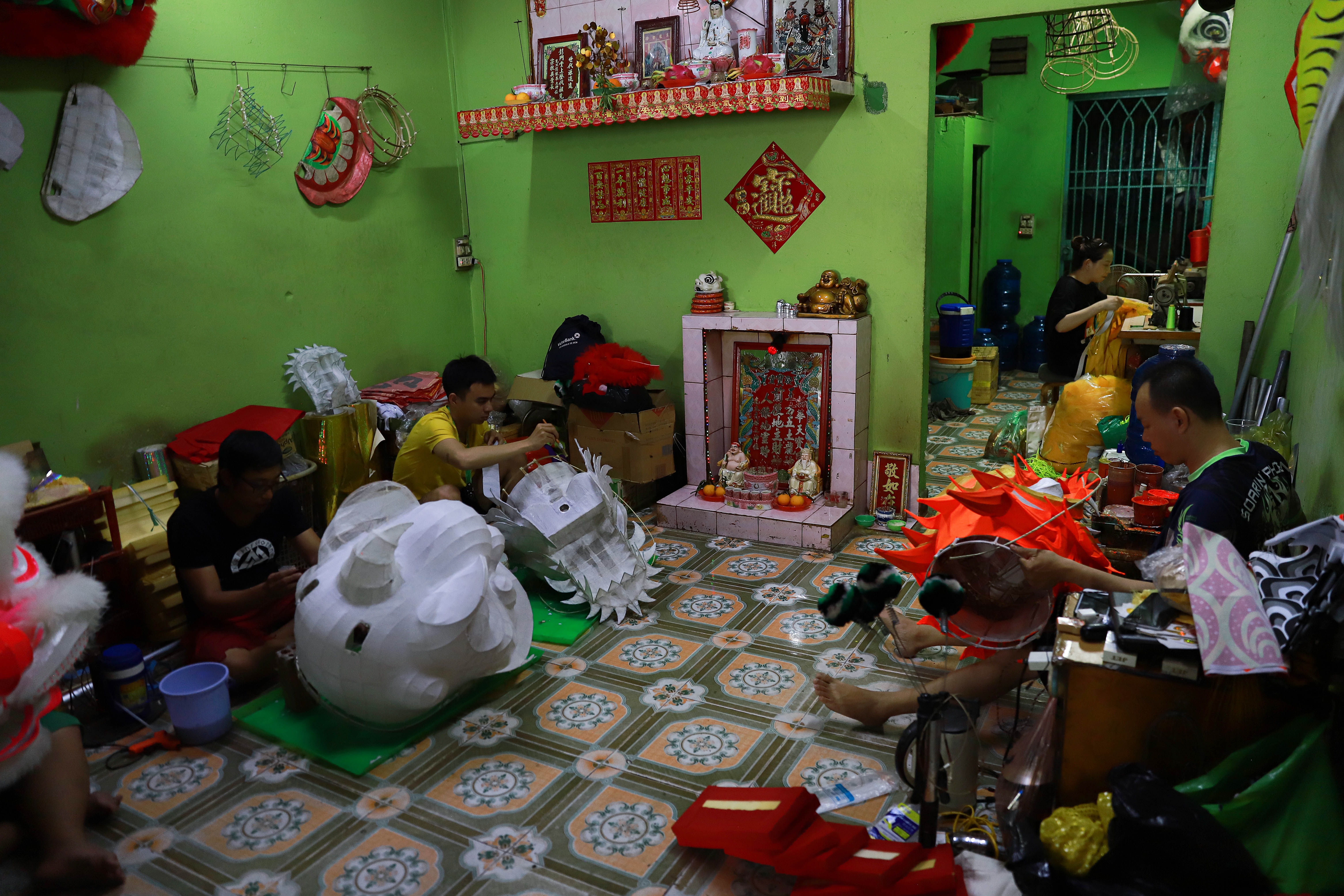 Kiếm hàng trăm triệu đồng ngày cận Tết nhờ làm linh vật may mắn, phát tài - 1 Kiếm hàng trăm triệu đồng ngày cận Tết nhờ làm linh vật may mắn, phát tài - 1