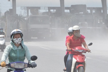 "Nhắm mắt" chạy xe trên xa lộ Hà Nội