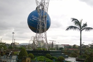 Bão xô đổ cột ăng ten thu phát truyền hình cao 52m