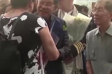 Hành khách phấn khích khi được cập bến ở Campuchia