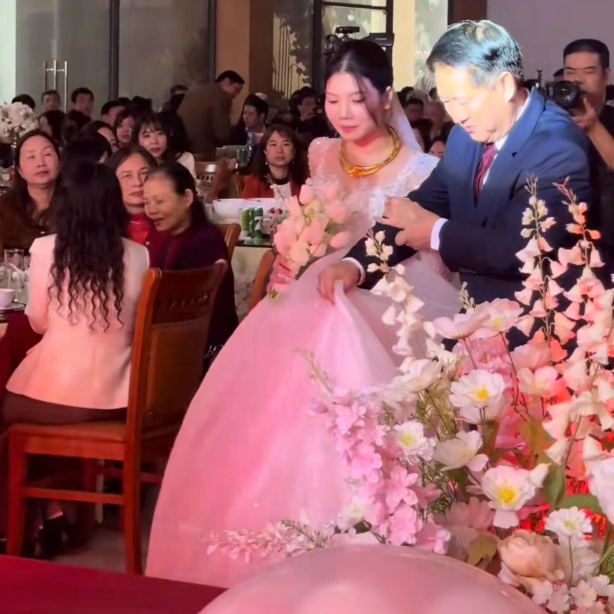 Moment, w którym ojczym płakał, przyprowadzając pasierba do domu męża, stał się viralem - 2 Khoảnh khắc bố dượng khóc nức nở đưa con riêng về nhà chồng gây sốt  - 2