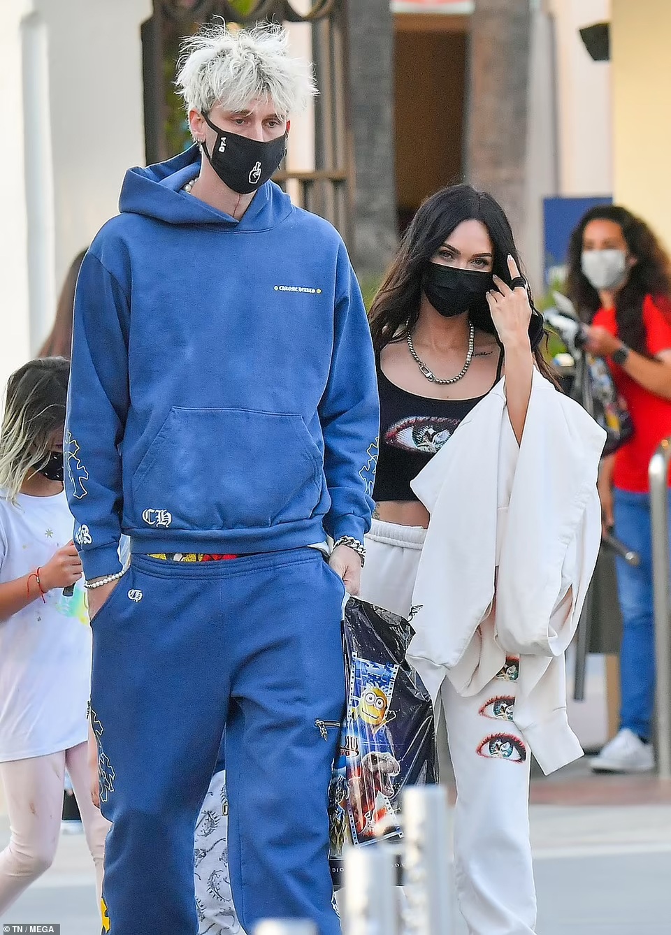 Mỹ nhân Megan Fox đưa 3 con đi chơi cùng bạn trai kém tuổi - 2