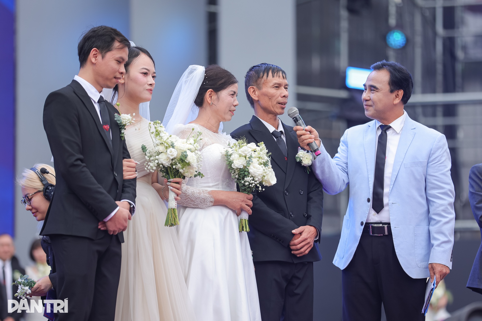 NSND Xuân Bắc làm chủ hôn cho 80 cặp đôi cưới chung ở phố đi bộ Hồ Gươm - 11 NSND Xuân Bắc làm chủ hôn cho 80 cặp đôi cưới chung ở phố đi bộ Hồ Gươm - 11