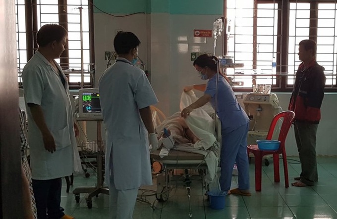 Một nạn nhân bị thương được cấp cứu tại bệnh viện đa khoa Đắk Nông. Ảnh: Trần Lộc.