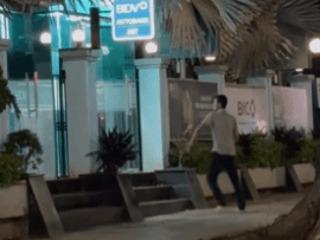 Người đàn ông đập phá trụ ATM trên phố đông người - 2 Người đàn ông đập phá trụ ATM trên phố đông người - 2