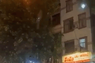 Tầng tum ngôi nhà 5 tầng ở Hà Nội bốc cháy ngùn ngụt