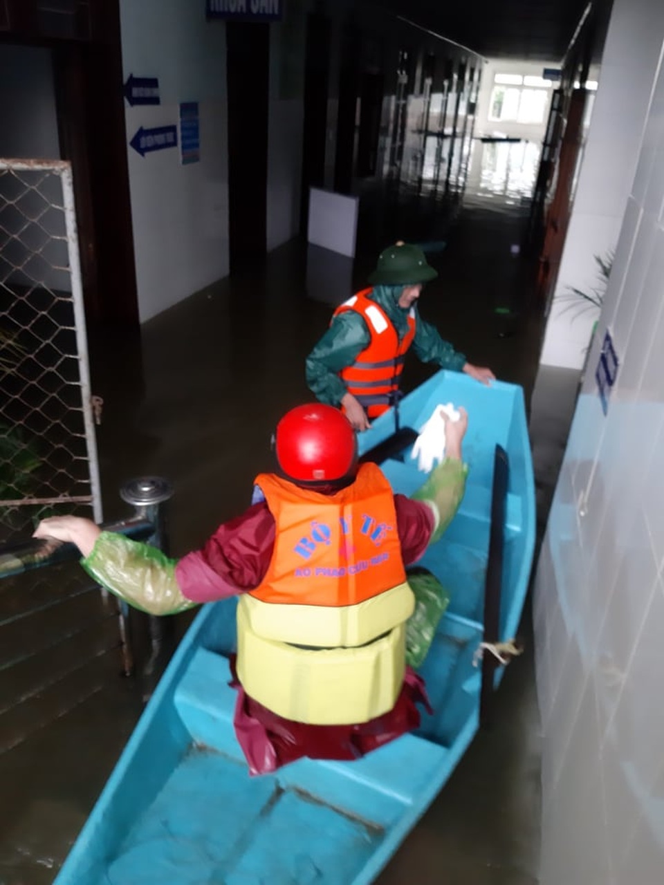 Đỡ đẻ trong tâm lũ - 1 Đỡ đẻ trong tâm lũ - 1