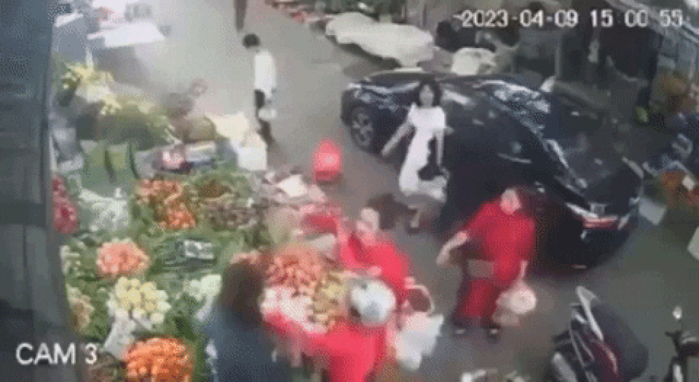 Hà Nội: Xô xát ẩu đả vì chuyện chiếm dụng vỉa hè - 1 Hà Nội: Xô xát ẩu đả vì chuyện chiếm dụng vỉa hè - 1
