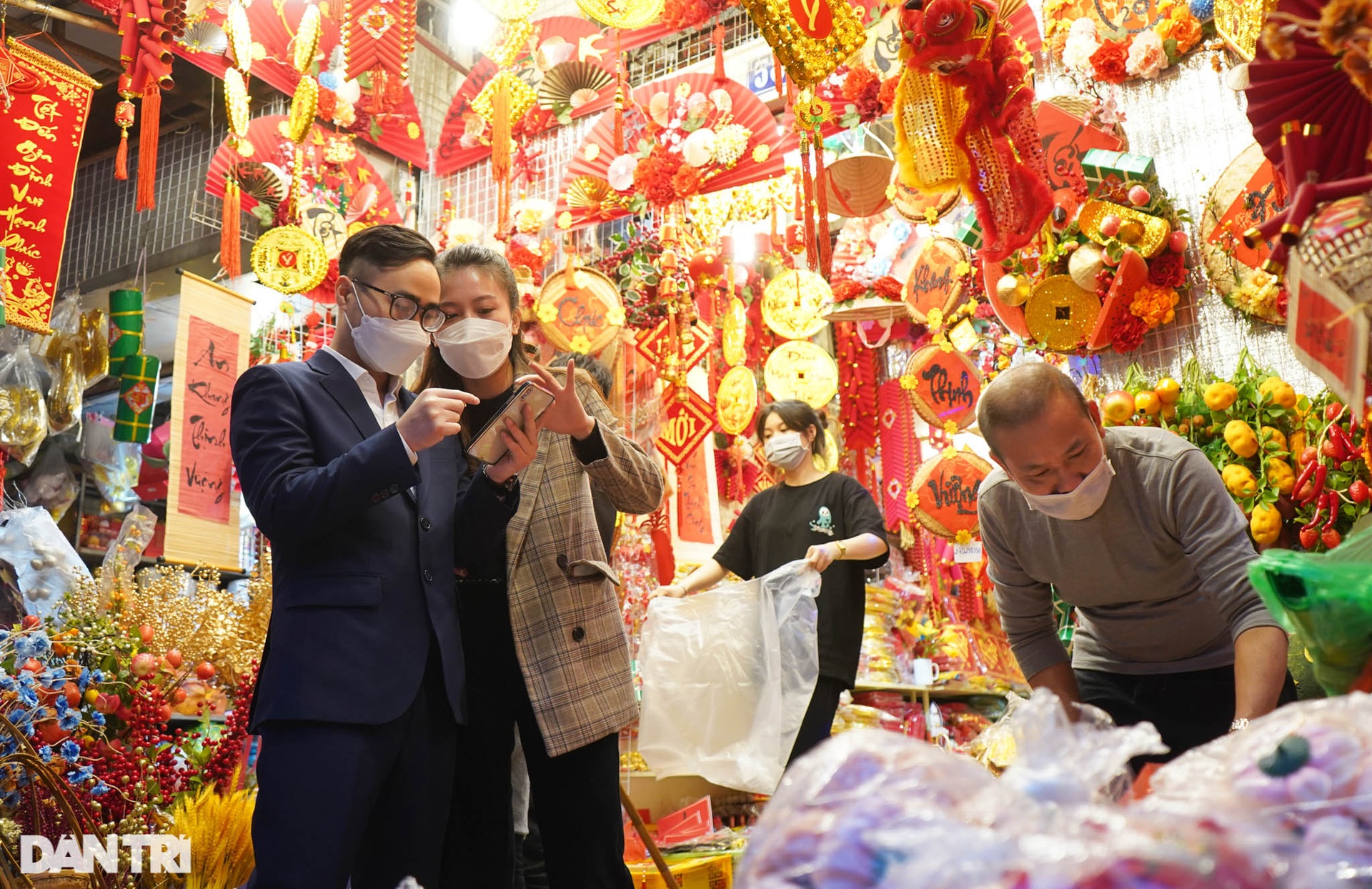 Phố Hàng Mã khoác áo đỏ rực rỡ đón Tết Nhâm Dần - 8 Phố Hàng Mã khoác áo đỏ rực rỡ đón Tết Nhâm Dần - 8